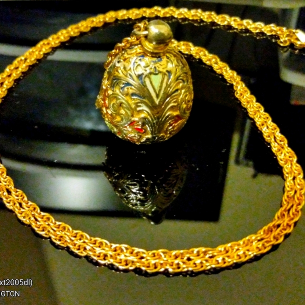 Vintage Taylor Goldtone 18' Egg Pendant Watch Necklace